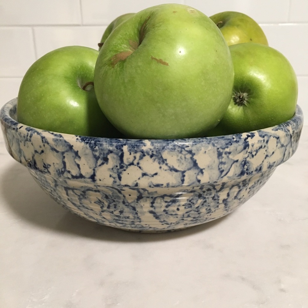 Hard to find vintage sponged bowl. Beautiful condition, no flaws. 9” diameter.